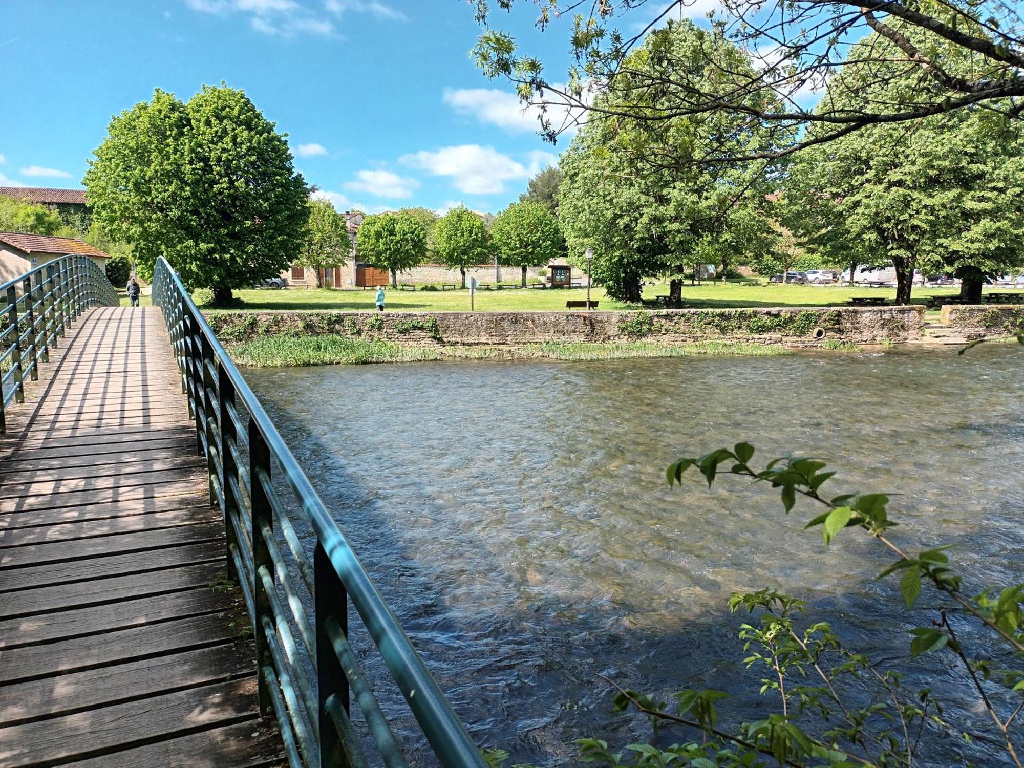 Au Bord De La Riviere Apartment Verteuil-sur-Charente ภายนอก รูปภาพ